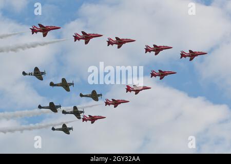 Royal Air Force RAF Red Arrows Hawk T1 Trainer-Display Team mit Battle of Britain Memorial Flight BBMF Spitfire und den Flugabwehr-Fluchten in Duxford Stockfoto