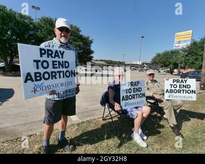 Die geplante Parenthood Clinis im Einkaufszentrum entlang der I-35E in Denton, Texas, wird von der Gebetsvigil „40 Days for Life“ angepickelt. Die Residenz in Texas begann am 16. September mit ihren Protesten und wird bis Ende Oktober protestieren. Vierzig Tage. Anti-Abtreibungsaktivist Sie glauben, dass der Texas Govenor Abbott ein wunderbarer Mann ist. Stockfoto