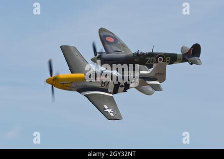 P51D Mustang und Spitfire in enger Formation auf der Duxford Airshow Stockfoto