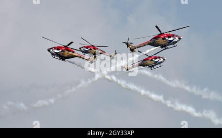 Ghaziabad, Indien. Oktober 2021. GHAZIABAD, INDIEN - 6. OKTOBER: Ausstellung des indischen Luftwaffe-Sarang-Helikopter-Kunstflugteams während der Generalprobe für die 89. Parade zum Tag der Luftwaffe am Hindan-Stützpunkt am 6. Oktober 2021 in Ghaziabad, Indien. (Foto: Sonu Mehta/Hindustan Times/Sipa USA) Quelle: SIPA USA/Alamy Live News Stockfoto