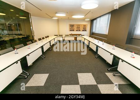 PARIS, FRANKREICH - 01. Sep 2018: Eine breite und enge Aufnahme von Innenräumen im Büro Stockfoto