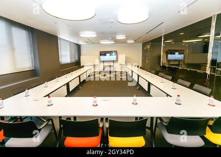 PARIS, FRANKREICH - 01. Sep 2018: Eine breite und enge Aufnahme von Innenräumen im Büro Stockfoto