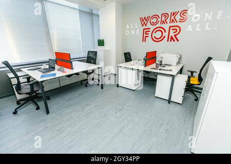 PARIS, FRANKREICH - 01. Sep 2018: Eine breite und enge Aufnahme von Innenräumen im Büro Stockfoto