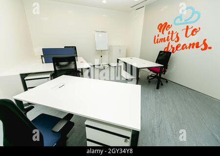 PARIS, FRANKREICH - 01. Sep 2018: Eine breite und enge Aufnahme von Innenräumen im Büro Stockfoto