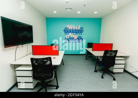 PARIS, FRANKREICH - 01. Sep 2018: Eine breite und enge Aufnahme von Innenräumen im Büro Stockfoto