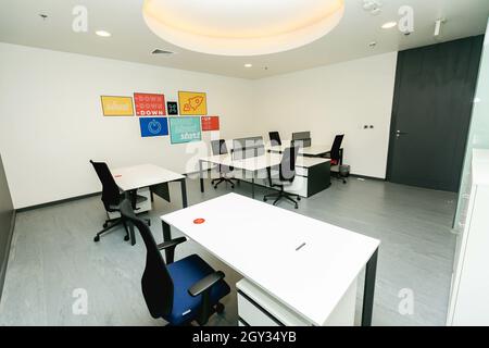 PARIS, FRANKREICH - 01. Sep 2018: Eine breite und enge Aufnahme von Innenräumen im Büro Stockfoto