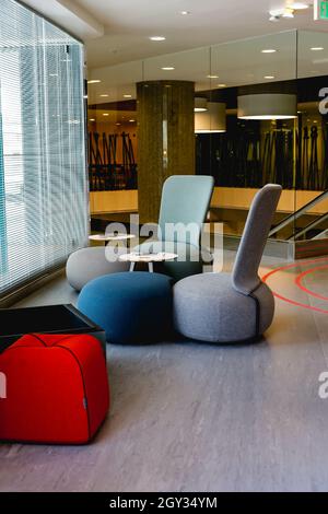 PARIS, FRANKREICH - 01. Sep 2018: Eine breite und enge Aufnahme von Innenräumen im Büro Stockfoto