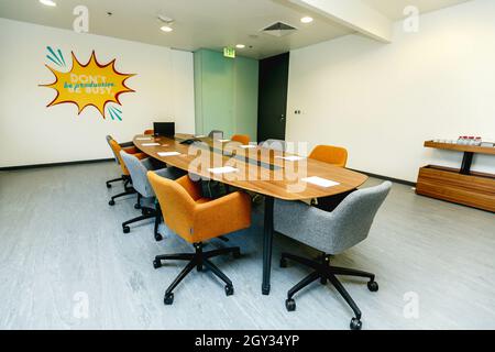 PARIS, FRANKREICH - 01. Sep 2018: Eine breite und enge Aufnahme von Innenräumen im Büro Stockfoto