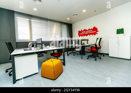 PARIS, FRANKREICH - 01. Sep 2018: Eine breite und enge Aufnahme von Innenräumen im Büro Stockfoto