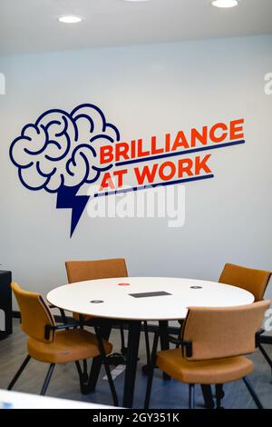 PARIS, FRANKREICH - 01. Sep 2018: Eine breite und enge Aufnahme von Innenräumen im Büro Stockfoto