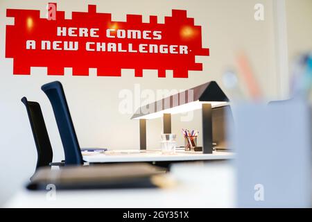 PARIS, FRANKREICH - 01. Sep 2018: Eine breite und enge Aufnahme von Innenräumen im Büro Stockfoto