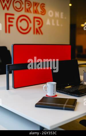 PARIS, FRANKREICH - 01. Sep 2018: Eine breite und enge Aufnahme von Innenräumen im Büro Stockfoto