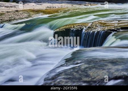 Nahaufnahme kleiner Wasserfälle im Fluss Stockfoto