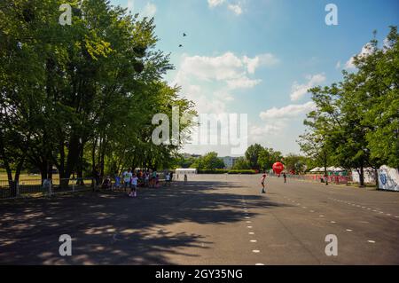 POZNAN, POLEN - 27. Mai 2018: Eine Aufnahme einer Gruppe von Eltern mit ihren Kindern auf einem Asphaltgelände während der Kindernalia-Veranstaltung im Jan Pawla-Park Stockfoto