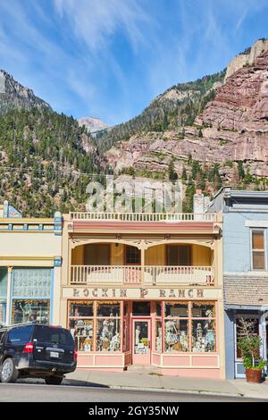 Rock Shop Schaufenster in einer kleinen Stadt mit Bergen im Hintergrund Stockfoto