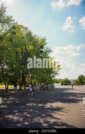 POZNAN, POLEN - 27. Mai 2018: Eine Aufnahme einer Gruppe von Eltern mit ihren Kindern auf einem Asphaltgelände während der Kindernalia-Veranstaltung im Jan Pawla-Park Stockfoto