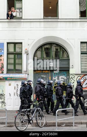 BERLIN, DEUTSCHLAND - 01. Mai 2020: Die Polizisten auf der Straße von Berlin zum 1. Mai (Internationaler Arbeitertag) Stockfoto