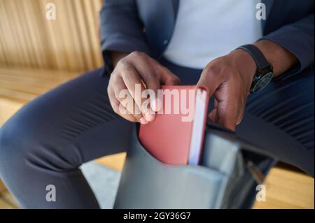 Nahaufnahme eines mannes Hände halten ein Notebook Stockfoto