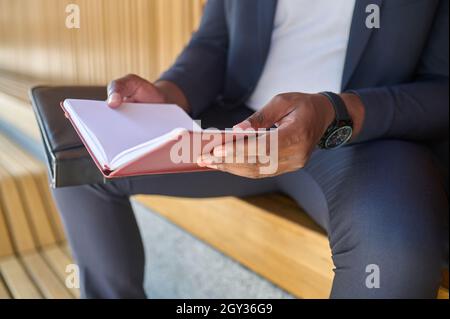 Nahaufnahme eines mannes Hände halten ein Notebook Stockfoto