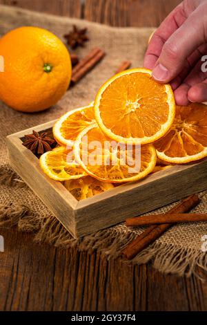 Weihnachtsbaum mit trockenen Orangen Scheiben Snack Hintergrund für Weihnachtsdekorationen gemacht Stockfoto