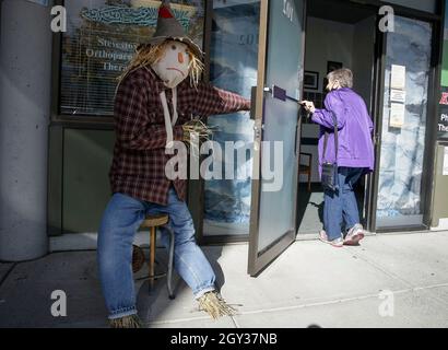 Richmond, Kanada. Oktober 2021. Am 6. Oktober 2021 wird vor einem Geschäft im Steveston Village in Richmond, British Columbia, Kanada, eine Vogelscheuche ausgestellt. Vogelscheuchen werden außerhalb von Geschäften im Steveston Village erstellt und platziert, wo die Leute ermutigt werden, für die besten Designs des Jahres für den Steveston Scarecrow Crawl-Wettbewerb zu stimmen. Quelle: Liang Sen/Xinhua/Alamy Live News Stockfoto