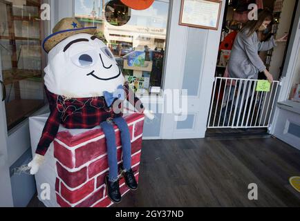 Richmond, Kanada. Oktober 2021. Am 6. Oktober 2021 wird vor einem Geschäft im Steveston Village in Richmond, British Columbia, Kanada, eine Vogelscheuche ausgestellt. Vogelscheuchen werden außerhalb von Geschäften im Steveston Village erstellt und platziert, wo die Leute ermutigt werden, für die besten Designs des Jahres für den Steveston Scarecrow Crawl-Wettbewerb zu stimmen. Quelle: Liang Sen/Xinhua/Alamy Live News Stockfoto