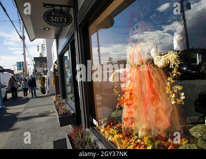 Richmond, Kanada. Oktober 2021. Am 6. Oktober 2021 wird in einem Geschäft im Steveston Village in Richmond, British Columbia, Kanada, eine Vogelscheuche ausgestellt. Vogelscheuchen werden außerhalb von Geschäften im Steveston Village erstellt und platziert, wo die Leute ermutigt werden, für die besten Designs des Jahres für den Steveston Scarecrow Crawl-Wettbewerb zu stimmen. Quelle: Liang Sen/Xinhua/Alamy Live News Stockfoto