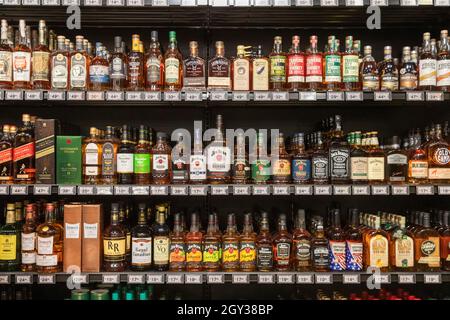 Detroit, Michigan - Liquor zum Verkauf auf dem Rivertown Market, einem kleinformatigen Supermarkt, der von der Meijer-Kette in der Innenstadt von Detroit betrieben wird. Der Store ist eingeschaltet Stockfoto