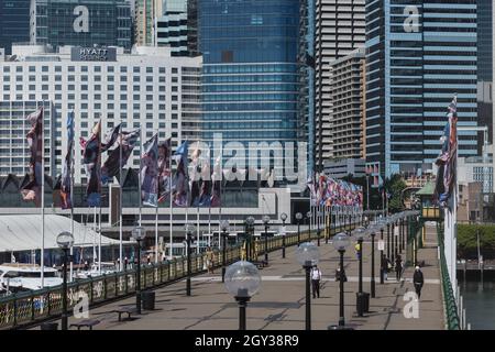 Sydney, Australien. Mittwoch, 6. Oktober 2021. Das zentrale Geschäftsviertel von Sydney ist immer noch sehr ruhig, da Sydney sich auf die Wiedereröffnung am Montag, den 11. Oktober vorbereitet. Heute hat NSW ein Ziel von 70 Prozent der doppelten Impfdosen erreicht. Fußgängerweg, Pyrmont Bridge, Darling Harbour. Kredit: Paul Lovelace/Alamy Live News Stockfoto