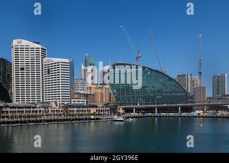 Sydney, Australien. Mittwoch, 6. Oktober 2021. Das zentrale Geschäftsviertel von Sydney ist immer noch sehr ruhig, da Sydney sich auf die Wiedereröffnung am Montag, den 11. Oktober, vorbereitet. Heute hat die NSW das Ziel einer Doppeldosis-Impfung von 70 Prozent erreicht. Allgemeiner Blick auf Darling Harbour. Quelle: Paul Lovelace/Alamy Live News Stockfoto