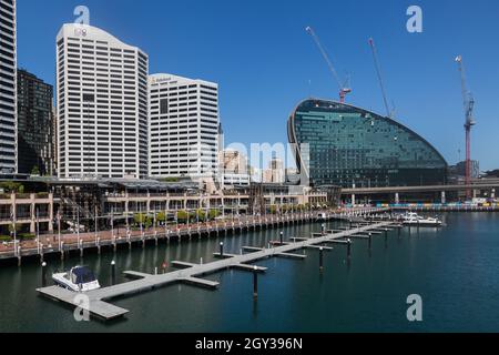 Sydney, Australien. Mittwoch, 6. Oktober 2021. Das zentrale Geschäftsviertel von Sydney ist immer noch sehr ruhig, da Sydney sich auf die Wiedereröffnung am Montag, den 11. Oktober, vorbereitet. Heute hat die NSW das Ziel einer Doppeldosis-Impfung von 70 Prozent erreicht. Allgemeiner Blick auf Darling Harbour. Quelle: Paul Lovelace/Alamy Live News Stockfoto