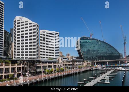 Sydney, Australien. Mittwoch, 6. Oktober 2021. Das zentrale Geschäftsviertel von Sydney ist immer noch sehr ruhig, da Sydney sich auf die Wiedereröffnung am Montag, den 11. Oktober, vorbereitet. Heute hat die NSW das Ziel einer Doppeldosis-Impfung von 70 Prozent erreicht. Allgemeiner Blick auf Darling Harbour. Quelle: Paul Lovelace/Alamy Live News Stockfoto