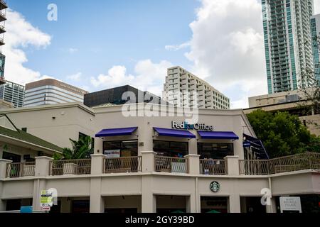 Miami, FL, USA - 6. Oktober 2021: FedEx Büro in Mary Brickell Village Stockfoto