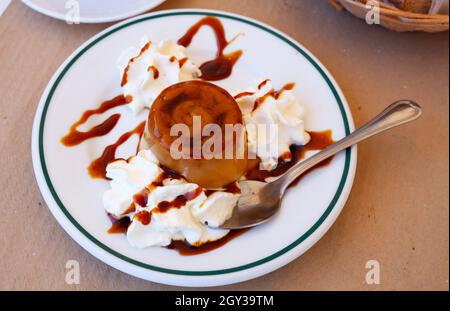 Süßer europäischer Dessertfloan mit Schlagsahne Stockfoto