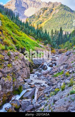 Fluss in einer engen felsigen Schlucht mit wunderschönen Bergen im Hintergrund Stockfoto