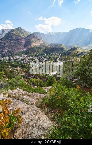 Blick auf den Berg mit Blick auf die kleine Stadt, die von Bergketten umgeben ist Stockfoto
