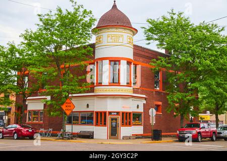 Kleine Stadtarchitektur aus orangefarbenem und Backsteingebäude Stockfoto