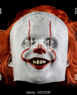 Es Kapitel Zwei Pennywise Maske Isoliert Gegen Schwarzen Hintergrund Stockfoto