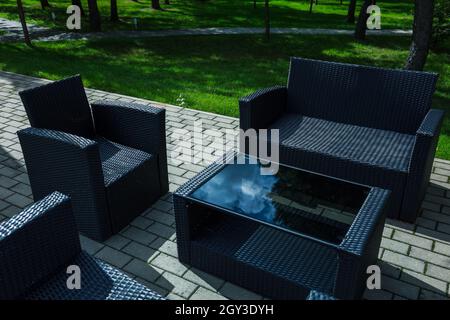 Sitzecke, Sofa, Couchtisch, rote Vase mit einer Blume. Hochwertige Fotos Stockfoto