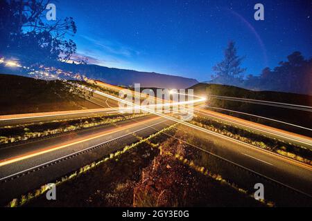 Zeitraffer Langaufnahme einer Kreuzung, an der viel Verkehr passiert Stockfoto