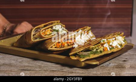 Paratha kann einfach oder gefüllt sein. Der Paratha besteht hauptsächlich aus maida oder Weizenmehl. Dieser Paratha hat Gemüsepüree. Stockfoto