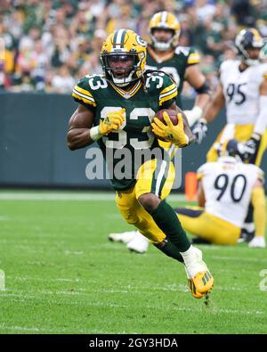 Green Bay, Wisconsin, USA. Oktober 2021. Green Bay Packers laufen zurück Aaron Jones (33) läuft den Ball während des NFL-Fußballspiels zwischen den Pittsburgh Steelers und den Green Bay Packers im Lambeau Field in Green Bay, Wisconsin. Darren Lee/CSM/Alamy Live News Stockfoto