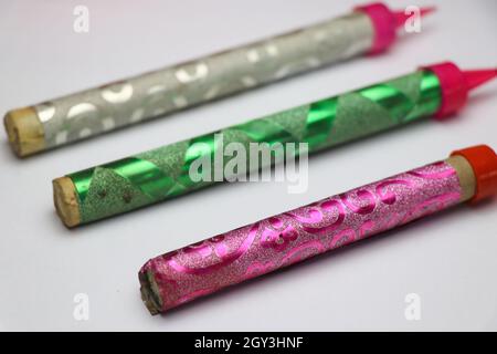 Set von Funkelkerzen im Geburtstag und Jahrestag isoliert auf weißem Hintergrund verwendet, bunte Funkelkerze Stockfoto
