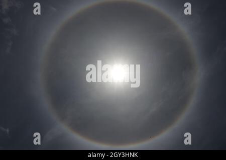 Sonnenhalo oder bekannt als Sonnenhalo in Indien in der Mittagszeit mit einem schönen Ringe Muster um die Sonne gefunden Stockfoto