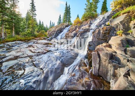Blick auf zwei Wasserfälle über Ebenen von grauen Felsen Stockfoto