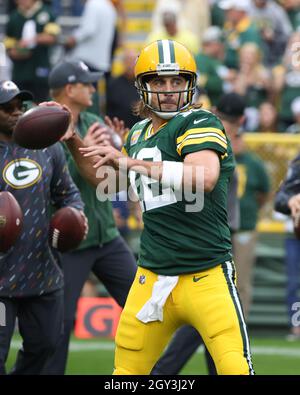 Green Bay, Wisconsin, USA. Oktober 2021. Green Bay Packers Quarterback Aaron Rodgers (12) spielt im Vorspiel während des NFL-Fußballspiels zwischen den Pittsburgh Steelers und den Green Bay Packers im Lambeau Field in Green Bay, Wisconsin. Darren Lee/CSM/Alamy Live News Stockfoto