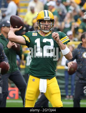 Green Bay, Wisconsin, USA. Oktober 2021. Green Bay Packers Quarterback Aaron Rodgers (12) spielt im Vorspiel während des NFL-Fußballspiels zwischen den Pittsburgh Steelers und den Green Bay Packers im Lambeau Field in Green Bay, Wisconsin. Darren Lee/CSM/Alamy Live News Stockfoto