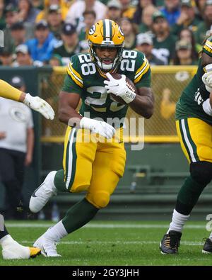 Green Bay, Wisconsin, USA. Oktober 2021. Green Bay Packers laufen zurück AJ Dillon (28) rauscht den Ball während des NFL-Fußballspiels zwischen den Pittsburgh Steelers und den Green Bay Packers im Lambeau Field in Green Bay, Wisconsin. Darren Lee/CSM/Alamy Live News Stockfoto