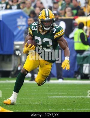 Green Bay, Wisconsin, USA. Oktober 2021. Green Bay Packers laufen zurück Aaron Jones (33) rauscht den Ball während des NFL-Fußballspiels zwischen den Pittsburgh Steelers und den Green Bay Packers am Lambeau Field in Green Bay, Wisconsin. Darren Lee/CSM/Alamy Live News Stockfoto