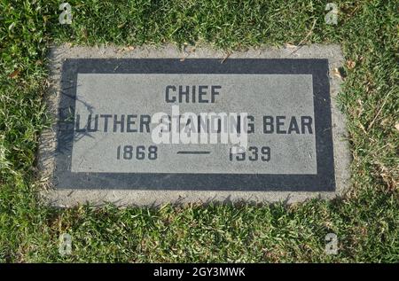 Los Angeles, Kalifornien, USA 5. Oktober 2021 Ein allgemeiner Blick auf die Atmosphäre, in der Chief Luther am 5 2021. Oktober auf dem Hollywood Forever Cemetery in Los Angeles, Kalifornien, USA, Bärengrab auf dem Friedhof stand. Foto von Barry King/Alamy Stockfoto Stockfoto